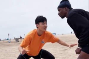 经纪公司晒徐杰在海外特训的视频:沙滩训练花絮️