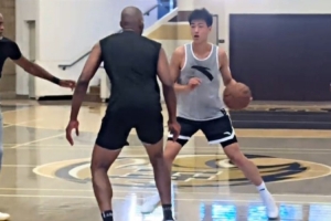 刘金雨海外特训!NBA训练师乔丹·劳利全场球局初体验