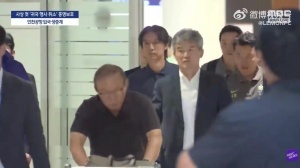 凌晨四点抵达韩国的洪明甫教练,依然躲不过球迷的怒吼声。